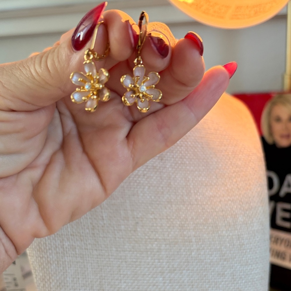 Joan Rivers Classics Collection  
Gold and Cream Flower Earrings